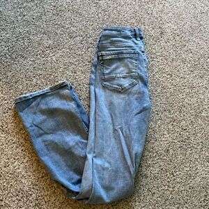 BKE Universal Fit, Mid-rise and tailor boot cut!